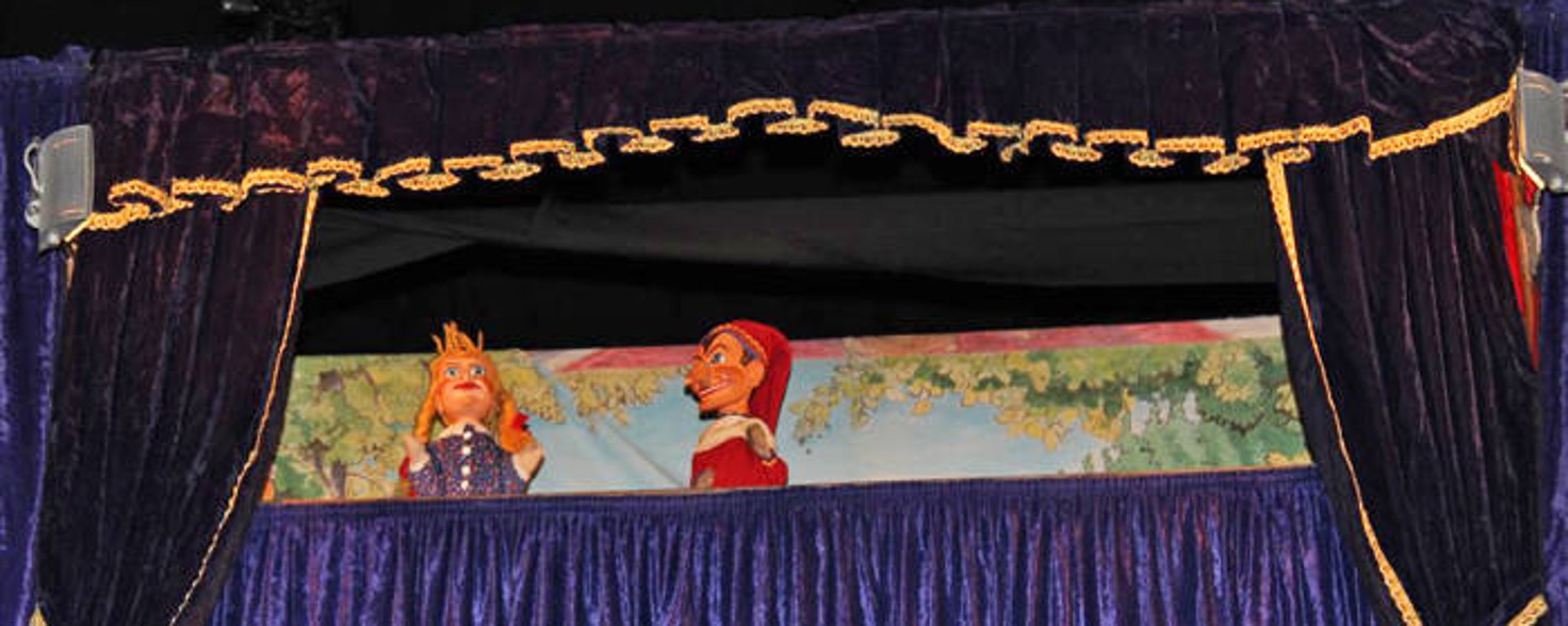 Ein Puppentheater mit Kasperle und einer Prinzessin