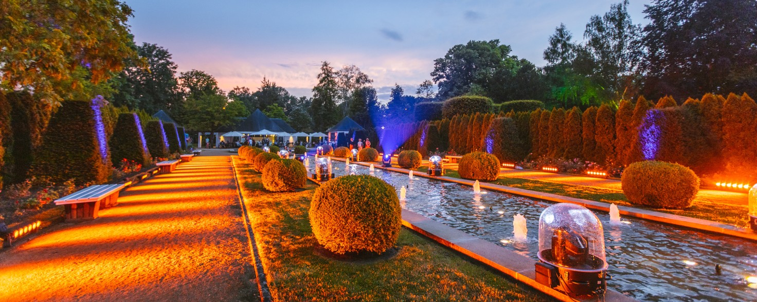 Ein Wasserlauf im Rosengarten Forst (Lausitz) am Abend