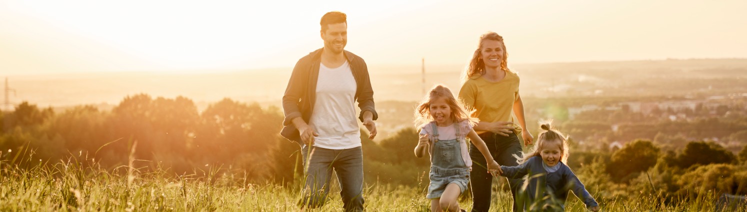 Eine Familie auf einem Feld