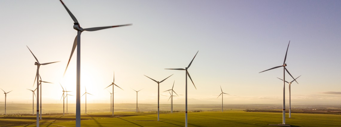 Luftaufnahme von Windkraftanlagen bei Abendlicht